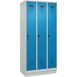 Kleiderspind C+P Evolo Plus, 3 Abteile, 300 mm Abteilbreite, mit Sockel, Anschlag rechts, B 900 x T 500 x H 1950 mm, Drehriegel, lichtgrau/lichtblau Kleiderspind C+P Evolo Plus, 3 Abteile, 300 mm Abteilbreite, mit Sockel, Anschlag rechts, B 900 x T 500 x H 1950 mm, Drehriegel, lichtgrau/lichtblau