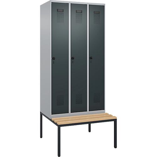 Kleiderspind C+P Evolo Plus, 3 Abteile, 300 mm Abteilbreite, mit untergebauter Sitzbank, B 900 x T 815 x H 2120 mm, Drehriegel, weißaluminium/anthrazitgrau
