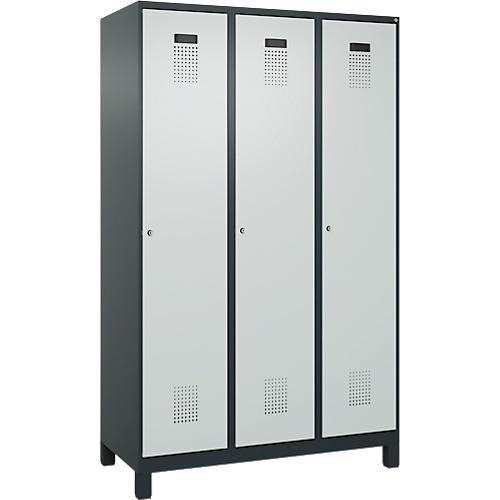Kleiderspind C+P Evolo Plus, 3 Abteile, 400 mm Abteilbreite, mit Füßen, Anschlag rechts, B 1200 x T 500 x H 1950 mm, Zylinder, anthrazitgrau/lichtgrau
