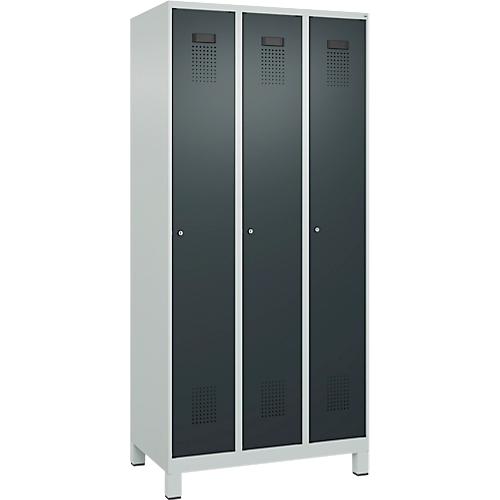 Kleiderspind C+P Evolo Plus, 3 Abteile, Anschlag rechts, Zylinderschloss, B 900 x T 500 x H 1950 mm, lichtgrau/anthrazitgrau